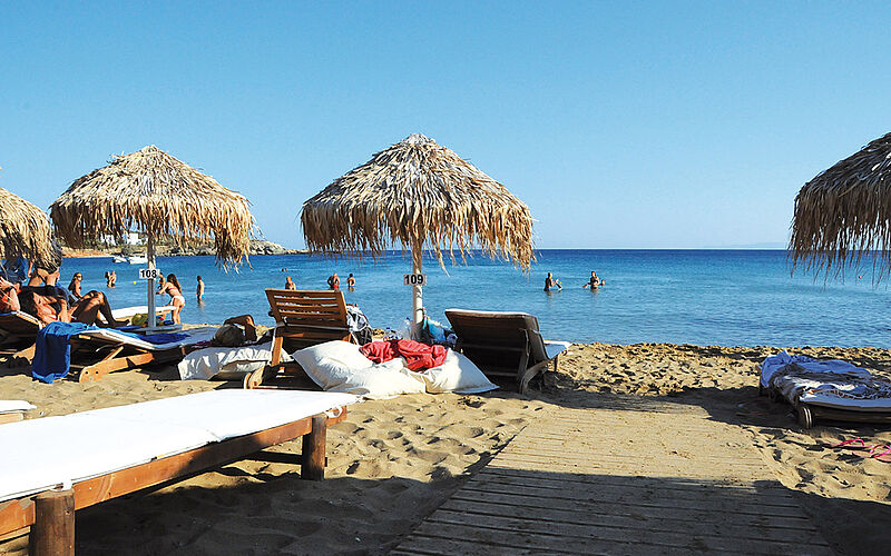 ein Bild des Faragas Strandes auf Paros mit Blick auf das Meer 